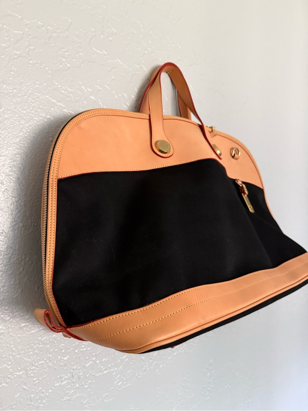 Like New Dooney and Bourke Classic Black and Tan Leather Women's Weekend Bag - Picture 6 of 12